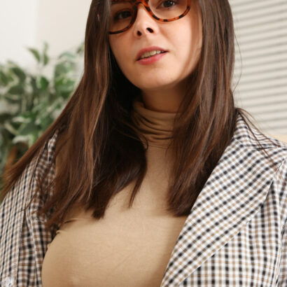 Amelie Belain in Curvy Pantyhose at Only Secretaries