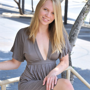 Courtney Cutie In Heels