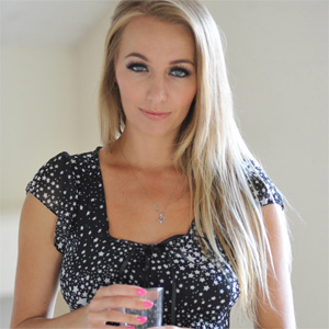 Hayley Marie Its Getting Hot
