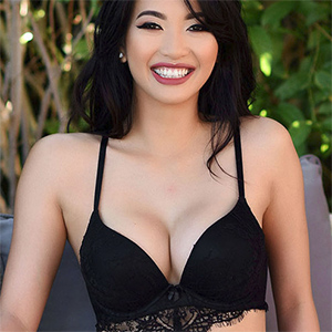 Reina Sexy Asian Beauty In Black Lingerie